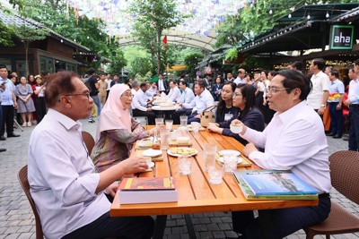Thủ tướng Phạm Minh Chính và Thủ tướng Malaysia thăm phố sách, thưởng thức cà phê