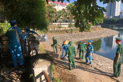 Ra quân đảm bảo vệ sinh môi trường quanh hồ Hoàng Cầu