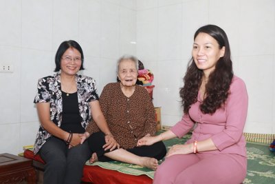 Lãnh đạo MTTQ TP thăm, tặng quà người có công tại huyện Thường Tín, Gia Lâm