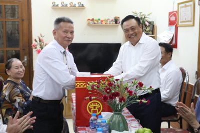 Chủ tịch Hà Nội thăm người có công, gia đình chính sách tại quận Hà Đông