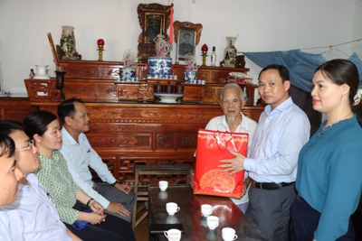Chủ tịch UBND huyện Phú Xuyên Lê Văn Bính thăm, tặng quà gia đình chính sách