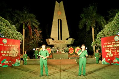Thị xã Sơn Tây: Thắp nến tri ân các anh hùng liệt sĩ
