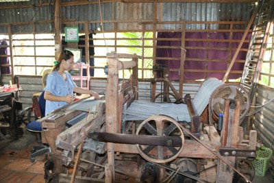 Đồng Tháp: Độc đáo nghề dệt khăn rằn 100 năm tuổi