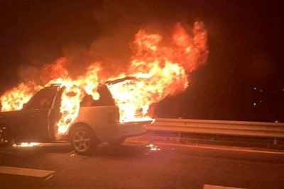 Xe Range Rover bốc cháy, 3 người may mắn thoát nạn