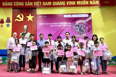 Hà Nội tặng quà 100 trẻ em khuyết tật, mồ côi bị ảnh hưởng dịch Covid-19