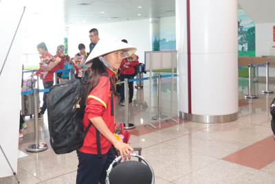 Huỳnh Như đội nón lá cùng đồng đội về nước sau VCK World Cup nữ 2023