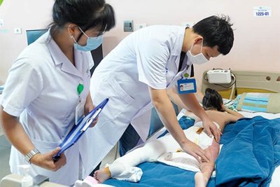 Bảo tồn chân trái đã hoại tử cho bé gái bị tai nạn giao thông 