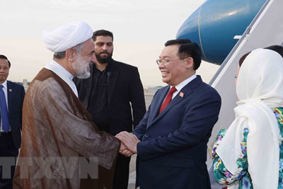 Chủ tịch Quốc hội đến thủ đô Tehran, bắt đầu thăm chính thức Iran 