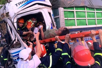 Video: Giải cứu tài xế mắc kẹt trong cabin xe tải