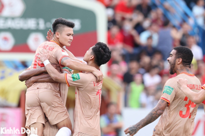V-League 2023: Quang Hải ghi bàn đầu tiên, CAHN chạm 1 tay vào ngôi vương
