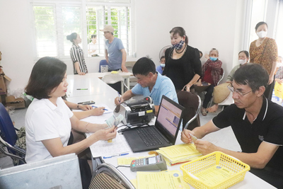 Hà Nội: Người dân quận Bắc Từ Liêm phấn khởi nhận lương hưu, trợ cấp mới