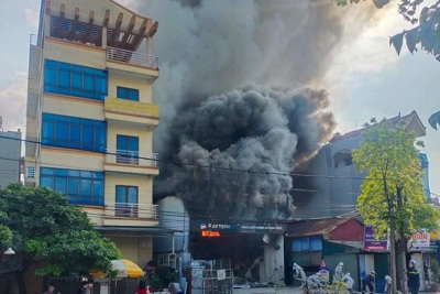 Hà Nội: Cháy cửa hàng nội thất ô tô trên đường Nguyễn Lam