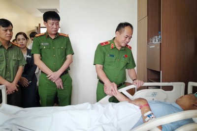 Công an Hà Nội biểu dương, động viên chiến sỹ cảnh sát bị bắn trọng thương