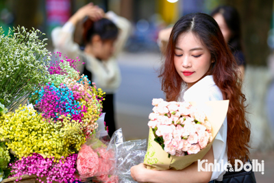 Giới trẻ Hà Nội rạng ngời check-in bên xe hoa trên phố
