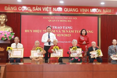Lãnh đạo TP Hà Nội trao Huy hiệu Đảng cho các đảng viên lão thành