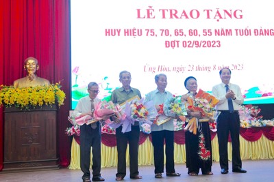 Huyện uỷ Ứng Hoà trao 192 Huy hiệu Đảng đợt 2/9