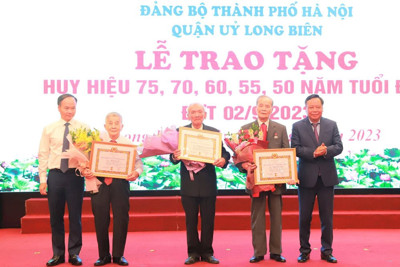 Lãnh đạo Thành phố trao Huy hiệu Đảng tại Đảng bộ quận Long Biên