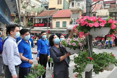 Sôi nổi "Phong trào tuyến phố nở hoa" - gắn kết người dân với chính quyền