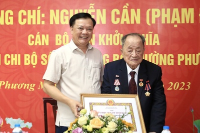 Bí thư Thành ủy trao Huy hiệu 80 năm tuổi Đảng cho đảng viên lão thành