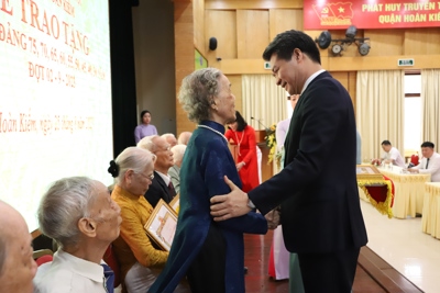 259 đảng viên quận Hoàn Kiếm được trao Huy hiệu Đảng đợt 2/9