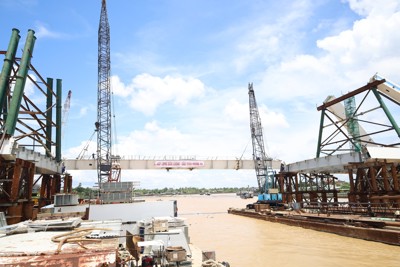 Hợp long cầu Trần Hoàng Na bắc qua sông Cần Thơ sau 3 năm thi công