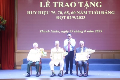 Chủ tịch UBND TP Trần Sỹ Thanh trao Huy hiệu Đảng tại quận Thanh Xuân