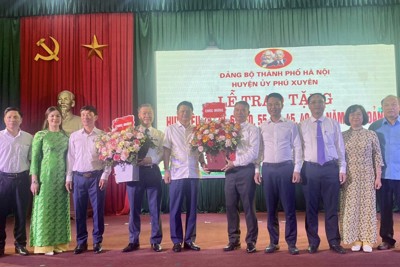 Huyện Phú Xuyên có 222 đảng viên được trao Huy hiệu Đảng đợt ngày 2/9