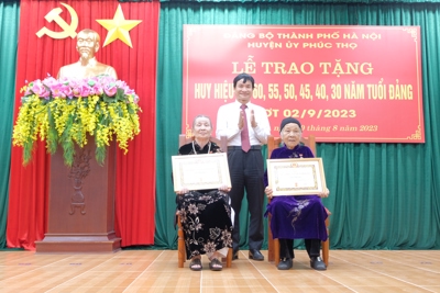 Huyện uỷ Phúc Thọ trao tặng Huy hiệu Đảng đợt 2/9 cho 128 đảng viên