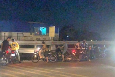 Hà Nội: Người đàn ông đi xe máy bị tàu hỏa tông tử vong trong đêm