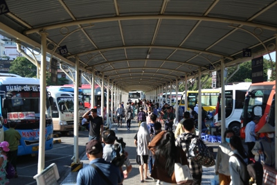 Hà Nội: Hành khách ùn ùn đến bến xe về quê nghỉ lễ