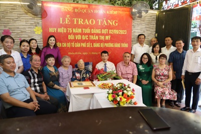 Quận Hoàn Kiếm: Trao Huy hiệu tại nhà cho đảng viên 75 năm tuổi Đảng