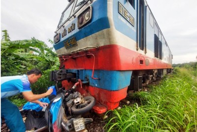 Đồng Nai: Tàu hỏa đâm trúng xe máy qua đường ray, hai người tử vong