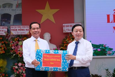 Phó Thủ tướng Trần Hồng Hà dự lễ khai giảng tại Cần Thơ