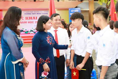 Phó Bí thư Thường trực Thành ủy dự lễ khai giảng tại trường THPT Minh Quang