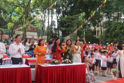 Lãnh đạo TP Hà Nội chung vui với học sinh trường Tiểu học Tây Sơn