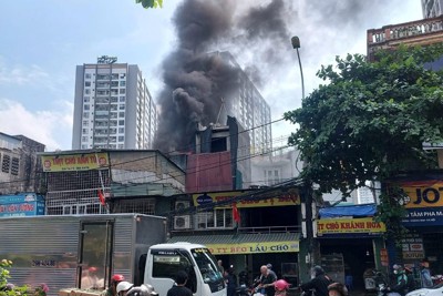 Cháy quán thịt chó trên đường Tam Trinh, khói bốc cao nghi ngút