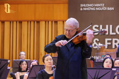 Huyền thoại Shlomo Mintz đốn tim khán giả khi biểu diễn cùng cây đàn 300 tuổi