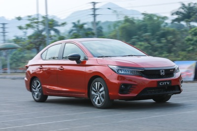Giá xe ô tô Honda mới nhất: Honda CR-V tặng tới 150 triệu đồng tiền mặt