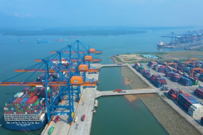 Vì sao cần tăng giá dịch vụ bốc dỡ container cảng biển?