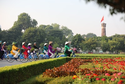 Mặc áo dài, đi xe đạp - cùng sống chậm ở Hà Nội