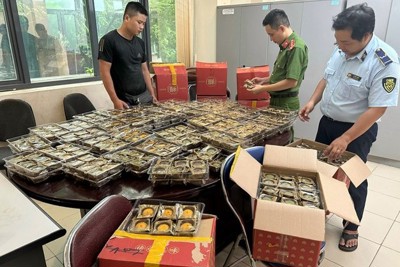 Gần 1.000 bánh Trung thu "trôi nổi" đang được mang đi tiêu thụ ở Hà Nội