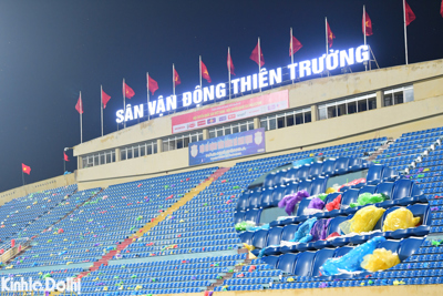 Khán đài sân Thiên Trường ngập rác sau trận thắng của tuyển Việt Nam