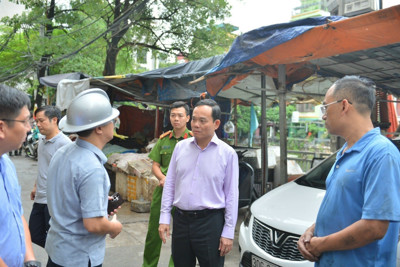Phó Thủ tướng Trần Lưu Quang kiểm tra hiện trường vụ cháy chung cư mini