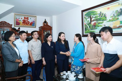 Lãnh đạo TP thăm, động viên, trao hỗ trợ nạn nhân vụ cháy tại Thanh Xuân