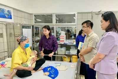 Lãnh đạo quận Thanh Xuân thăm, động viên bệnh nhi trong vụ hỏa hoạn