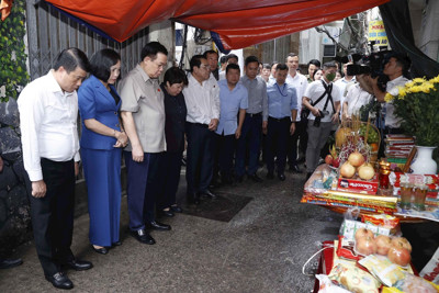 Chủ tịch Quốc hội tưởng niệm, thăm hỏi nạn nhân vụ cháy tại quận Thanh Xuân