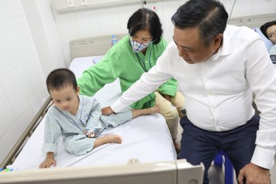 Chủ tịch Hà Nội đến bệnh viện thăm các nạn nhân vụ cháy chung cư mini