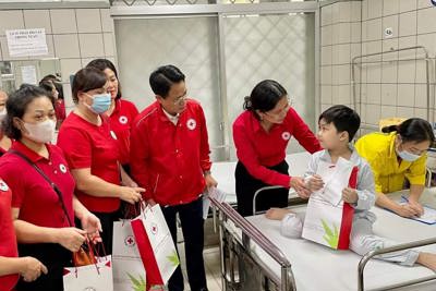 Quận Hoàng Mai thăm hỏi gia đình các nạn nhân vụ cháy tại quận Thanh Xuân
