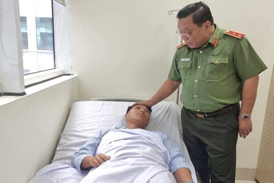 Giám đốc Công an TP thăm động viên 5 chiến sỹ bị thương khi chữa cháy