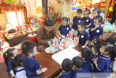 Trẻ em thích thú cùng nghệ nhân làm đồ chơi Trung thu tại Hoàng thành